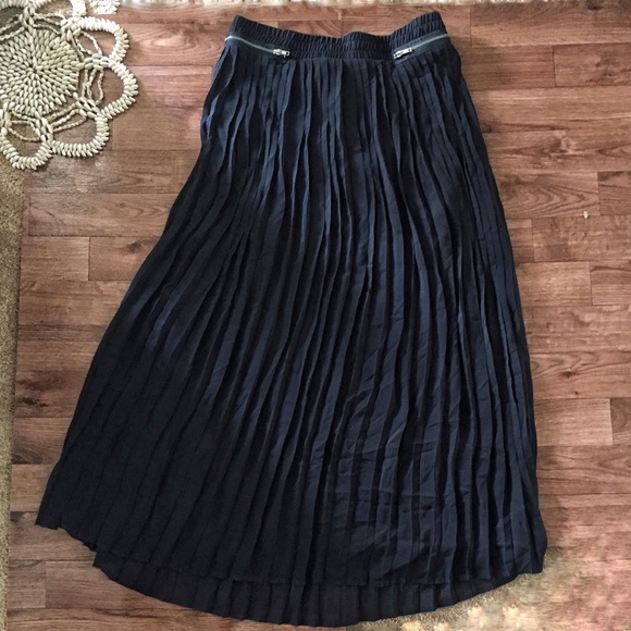 Pleated Black Maxi - flowing - Picture 4 of 6